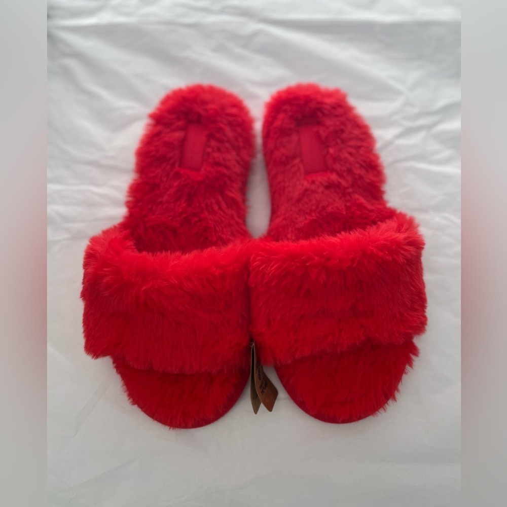 PINK Victoria’s Secret Faux Fur Slippers NWT